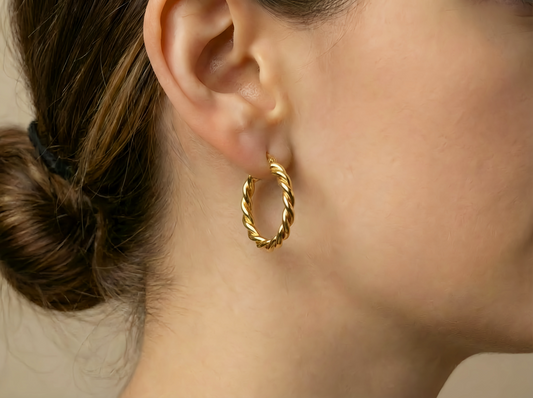 Gedraaide oorringen 22 mm 14k goud, gedragen in het oor