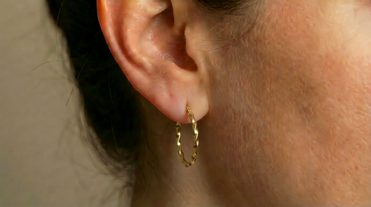Gedraaide vlechtcreolen 17 mm 14k goud, gedragen in het oor