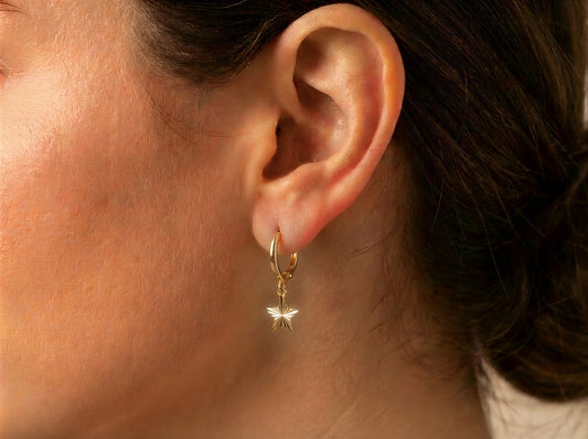 Ster-drop oorbellen 14k goud, gedragen in het oor