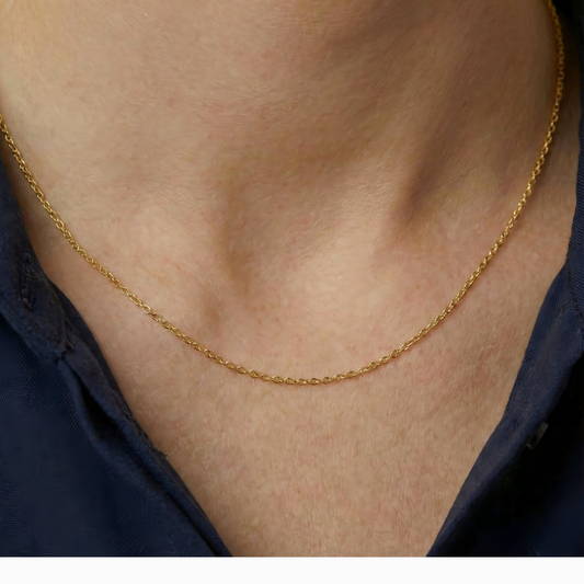 Anker schakelketting 0,6 mm 14k goud, gedragen om de hals door een model