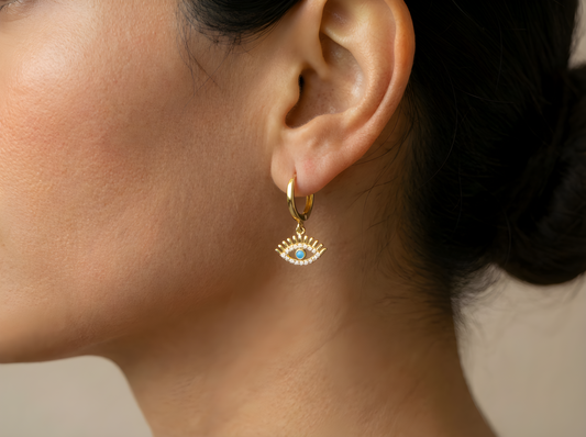 Oorhangers oogvorm 12,5 mm 14k goud, gedragen in het oor