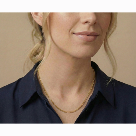 Gourmet ketting 2 mm 14k goud, gedragen om de hals door een model