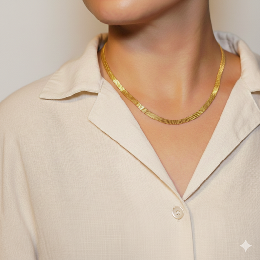 Bismarck ketting 5,5 mm 14k goud, gedragen om de hals door een model