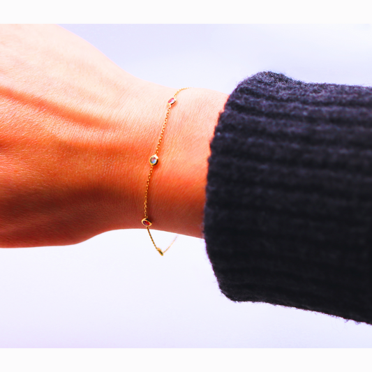 Multicolor armband kristallen 1 mm 14k goud, gedragen om de pols