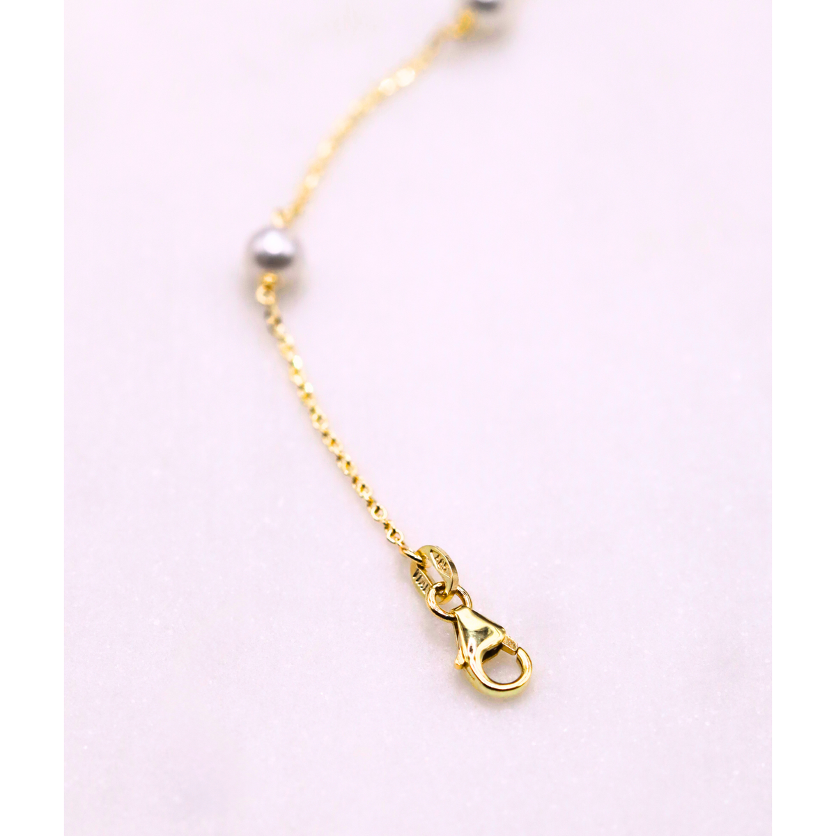 Parel armband fijne 4 mm parels 14k goud, detail van de karabijnsluiting