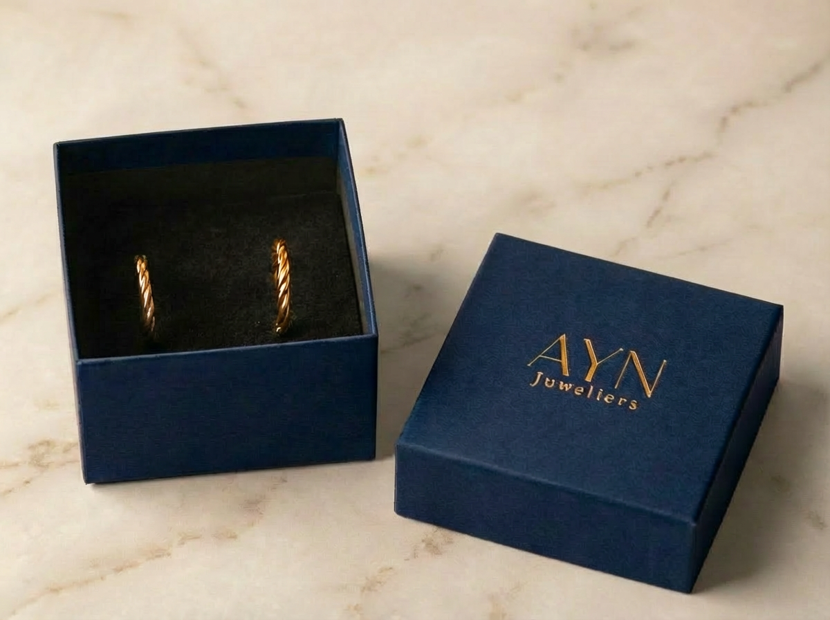 Open marineblauwe AYN juwelenbox bij Oorhangers bloem 19 mm 14k goud