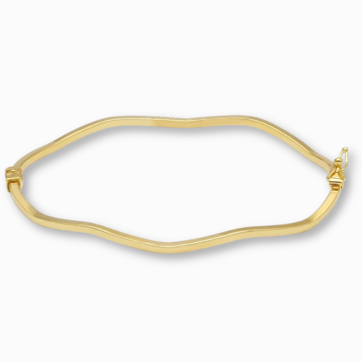 Golvende bangle hoekige vorm 14k goud, productfoto op witte achtergrond met klapsluiting