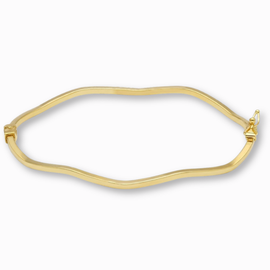 Golvende bangle hoekige vorm 14k goud, productfoto op witte achtergrond met klapsluiting