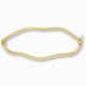 Golvende bangle hoekige vorm 14k goud, productfoto op witte achtergrond met klapsluiting