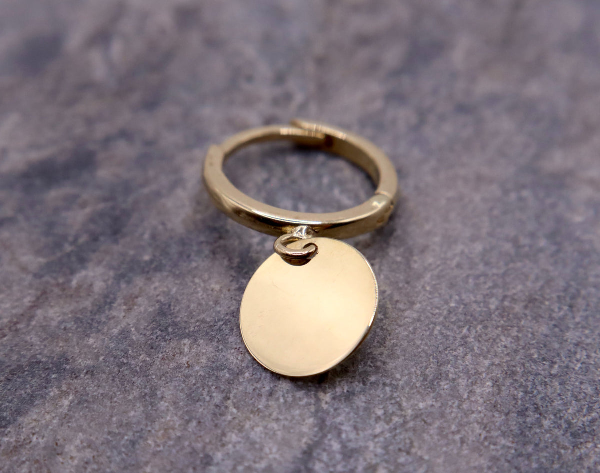 Oorhangers rond plaatje 12,5 mm 14k goud, close-up op natuursteen
