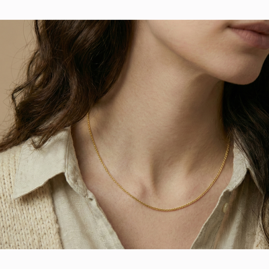 Vossenstaart Ketting (Wheat/Foxtail) 1 mm 14k goud, gedragen om de hals door een model