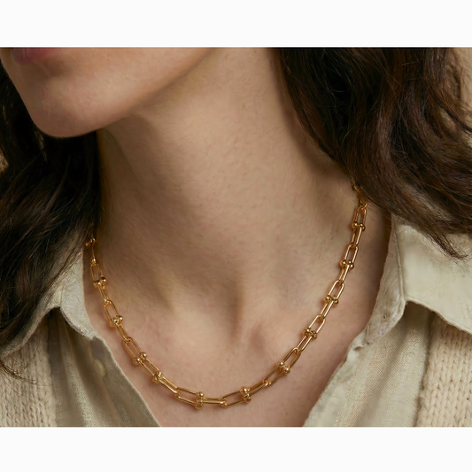 Bolletjes schakelketting 5 mm 14k goud, gedragen om de hals door een model
