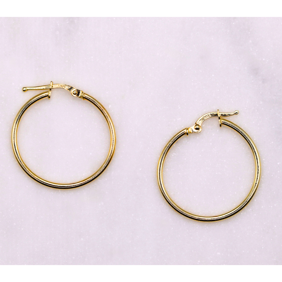 Creolen 24 mm 14k goud, paar op natuursteen
