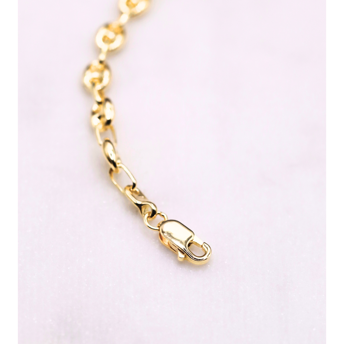 Koffieboon armband 5 mm 14k goud, detail van de karabijnsluiting