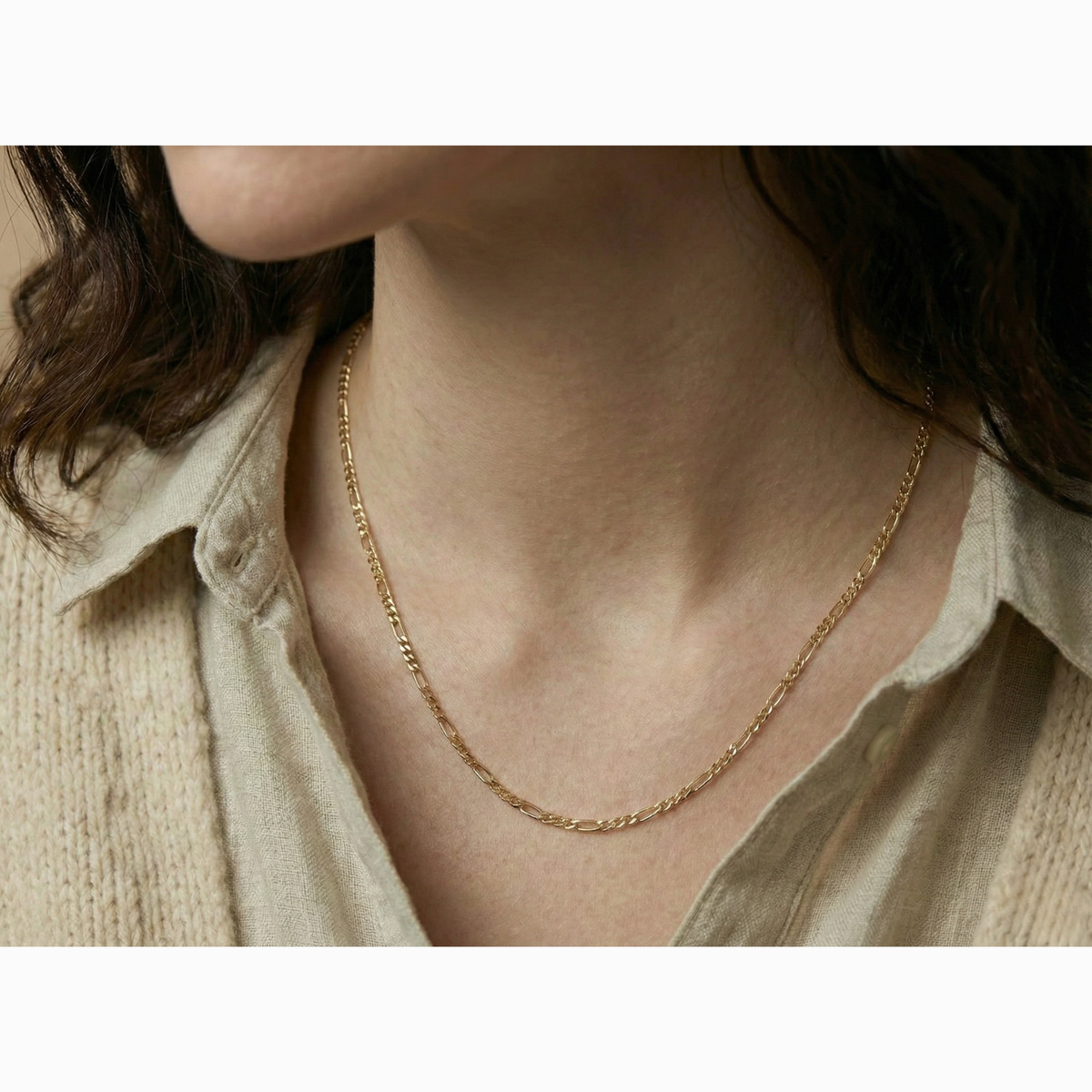 Figaro schakelketting 2 mm 14k goud, gedragen om de hals door een model