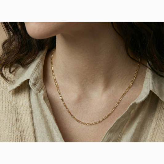 Figaro schakelketting 2 mm 14k goud, gedragen om de hals door een model