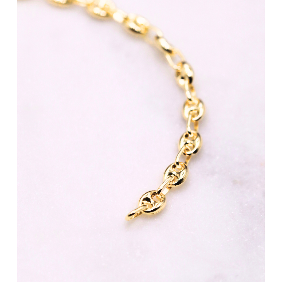 Koffieboon armband 5 mm 14k goud, gebogen close-up van de schakels