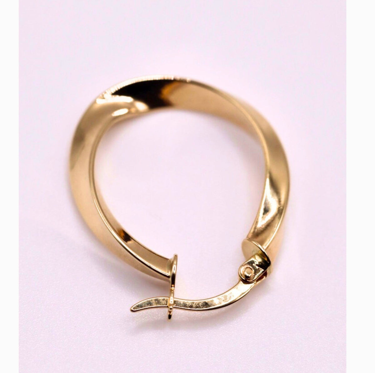 Gedraaide hoepel oorbellen 23 mm 14k goud, detail van de klapsluiting