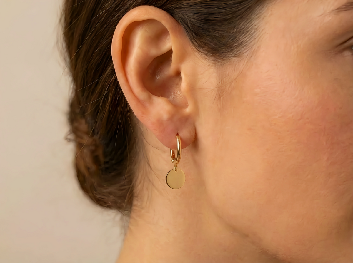 Oorhangers rond plaatje 12,5 mm 14k goud, gedragen in het oor