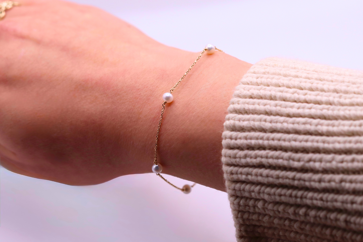 Parel armband fijne 4 mm parels 14k goud, gedragen om de pols