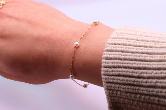 Parel armband fijne 4 mm parels 14k goud, gedragen om de pols