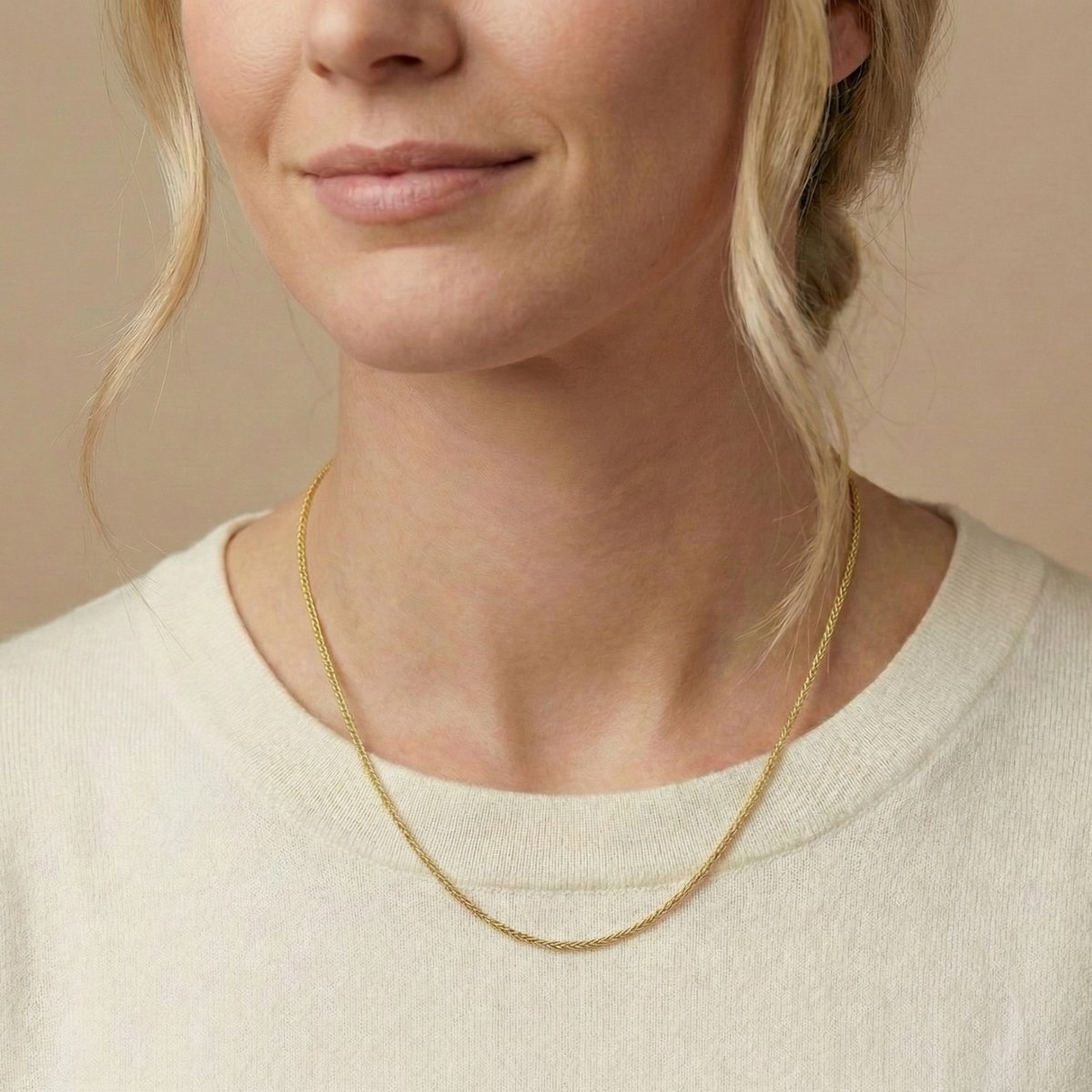 Vossenstaart ketting 2 mm 14k goud, gedragen om de hals door een model