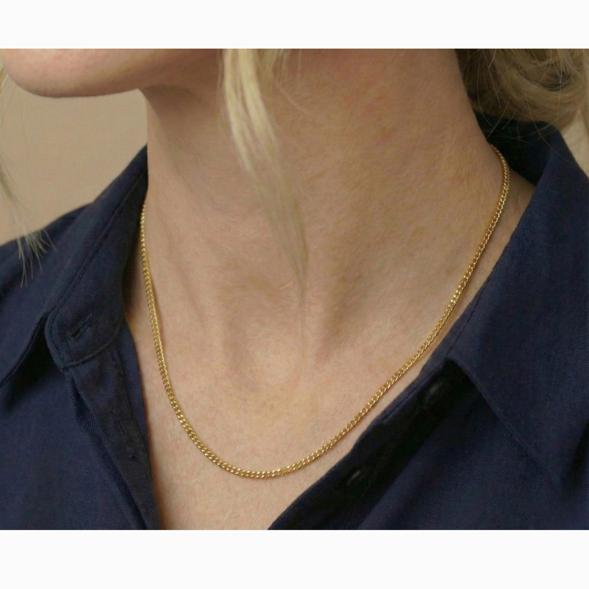 Gourmet ketting 2 mm 14k goud, close-up gedragen om de hals