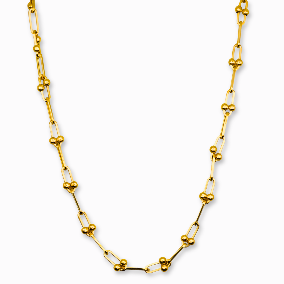 Bolletjes schakelketting 5 mm 14k goud, hangend op witte achtergrond