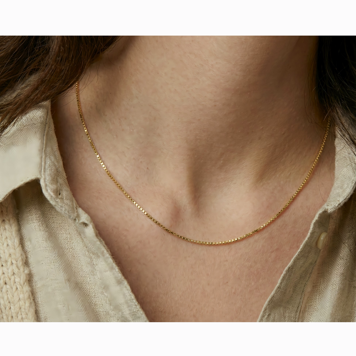 Venetiaanse boxketting 0,8 mm 14k goud, close-up gedragen om de hals