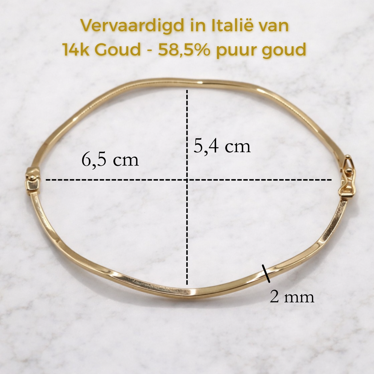 Golvende bangle hoekige vorm 14k goud, maatvoering 6,5 x 5,4 cm en dikte 2 mm op marmer