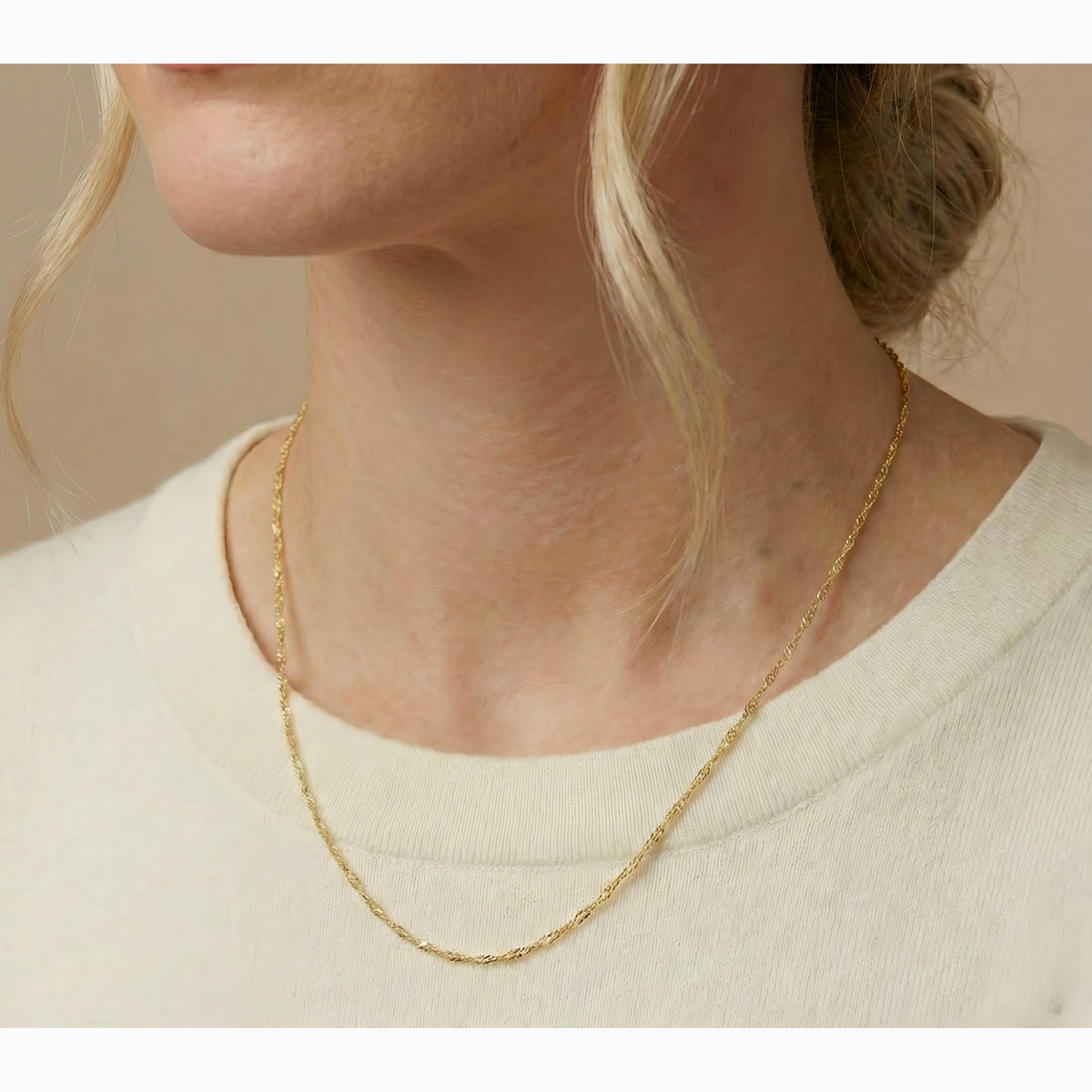 Singapore Ketting 1 mm 14k goud, gedragen om de hals, zijaanzicht