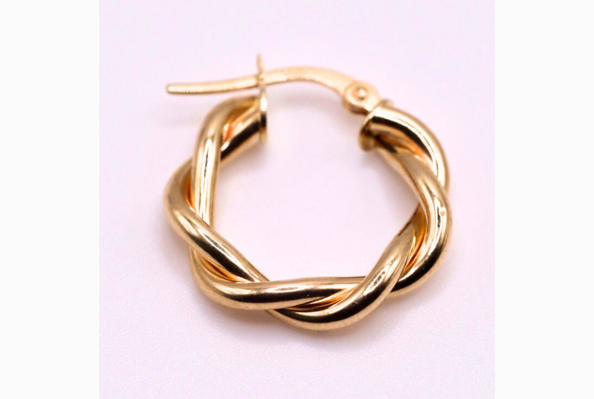 Gevlochten oorringen 18 mm 14k goud, close-up op lila achtergrond