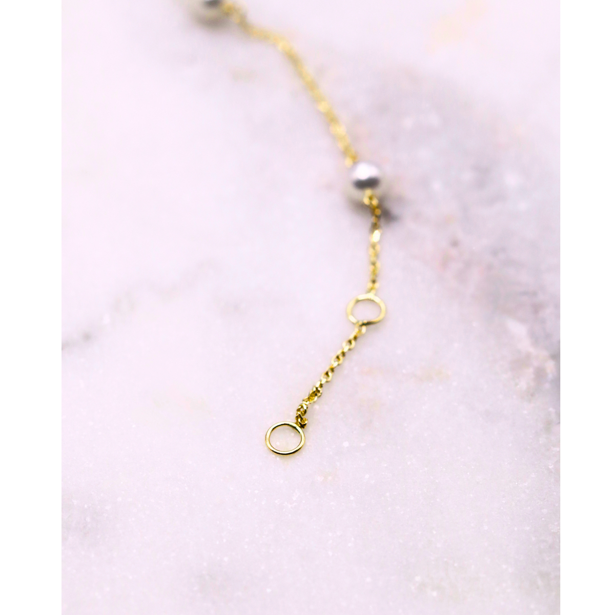 Parel armband fijne 4 mm parels 14k goud, detail van de springsluiting