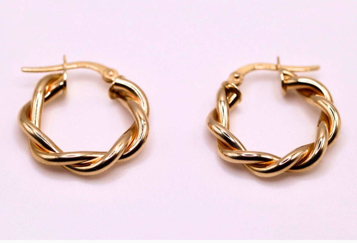 Gevlochten oorringen 18 mm 14k goud, paar op lila achtergrond