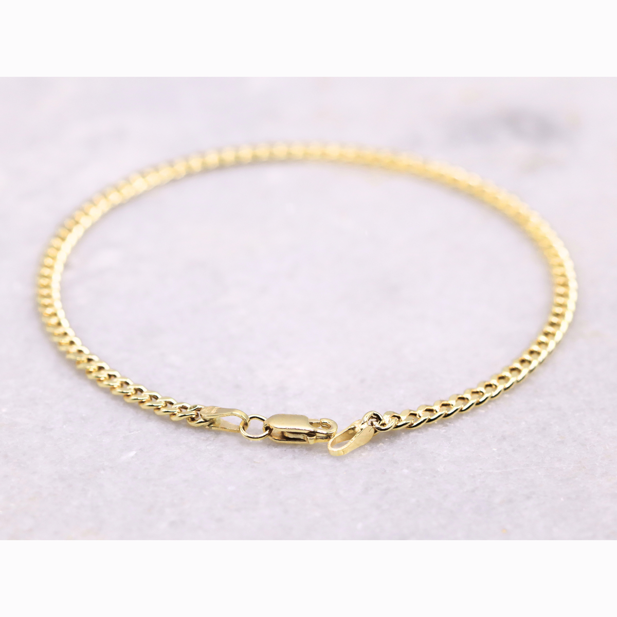 Gourmet armband 2,75 mm 14k goud, productfoto in lus met zichtbare sluiting