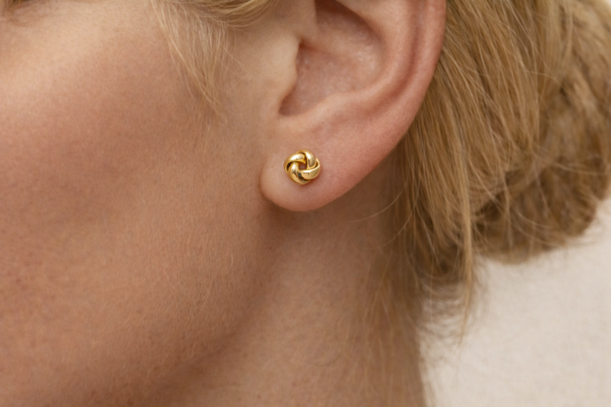 Knoop oorsteker 8 mm 14k goud, gedragen in het oor