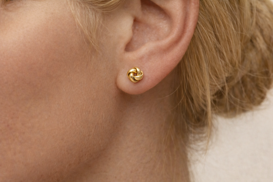 Knoop oorsteker 8 mm 14k goud, gedragen in het oor
