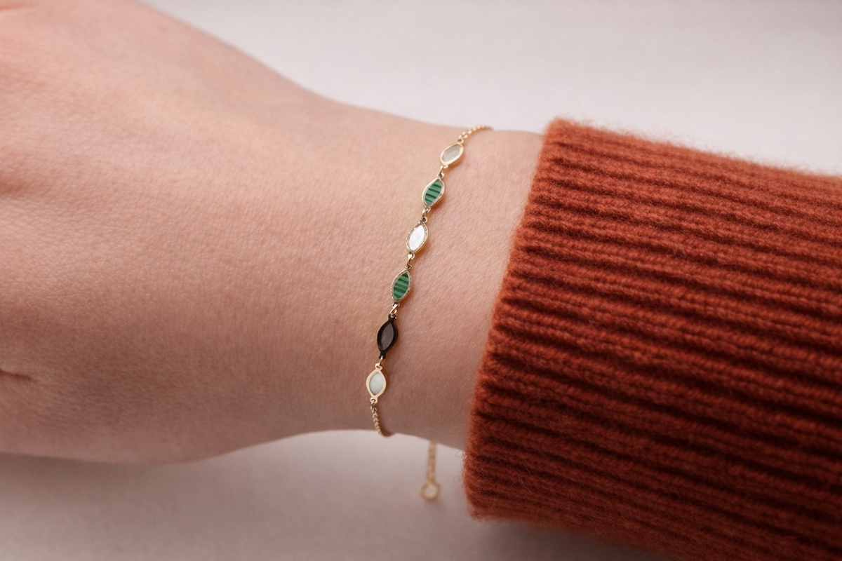 Edelsteen armband malachiet & parelmoer 1 mm 14k goud, gedragen om de pols