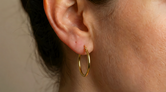Creolen 24 mm 14k goud, gedragen in het oor