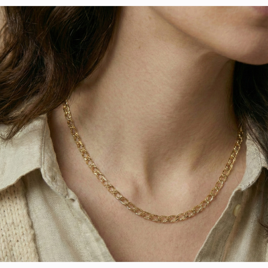 Vlechtketting (Spiga) 3,5 mm 14k goud, gedragen om de hals door een model