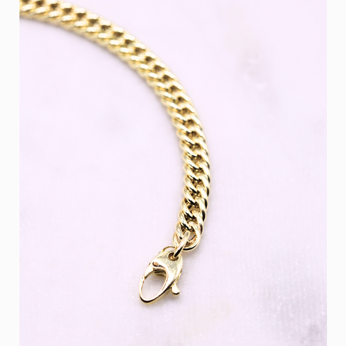Gourmet armband dubbel 5 mm 14k goud, detail van de karabijnsluiting