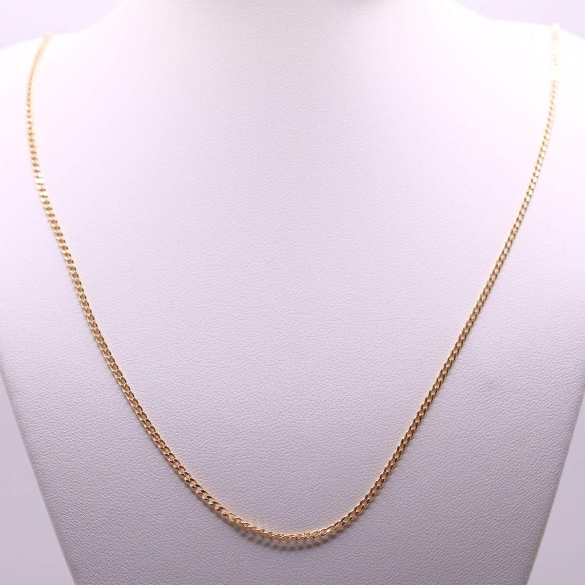 Gourmet ketting 2 mm 14k goud op een sieradenbuste