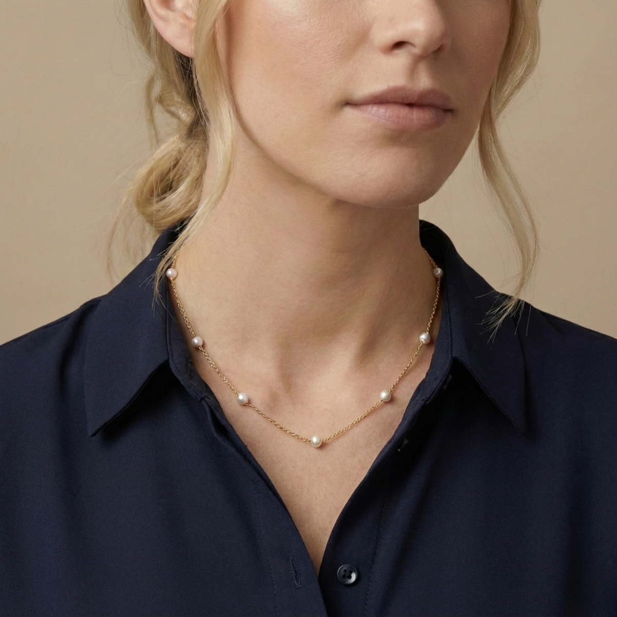 Parel ketting 14k goud, gedragen om de hals door een model
