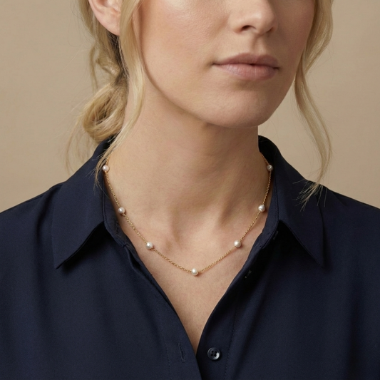 Parel ketting 14k goud, gedragen om de hals door een model