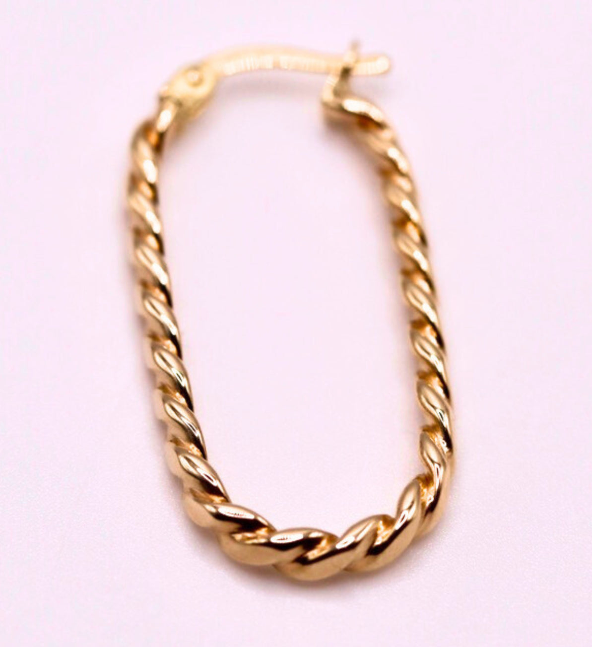 Gedraaide rechthoekcreolen 30 mm 14k goud, detail van de klapsluiting
