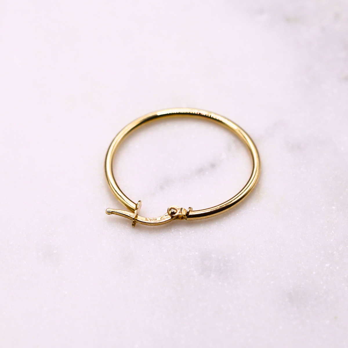 Creolen 24 mm 14k goud, close-up met zichtbare sluiting