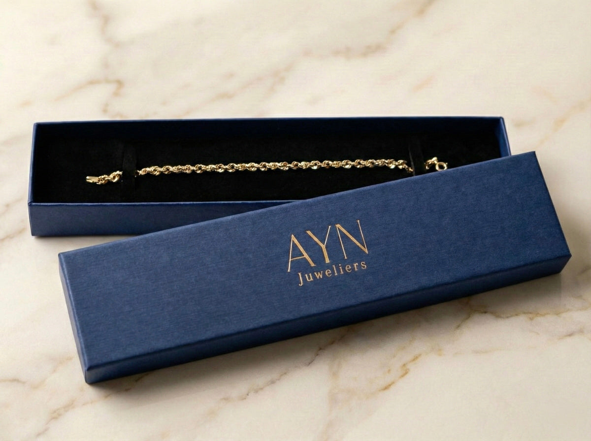 Paperclip armband 2,75 mm 14k goud in open marineblauwe AYN juwelenbox