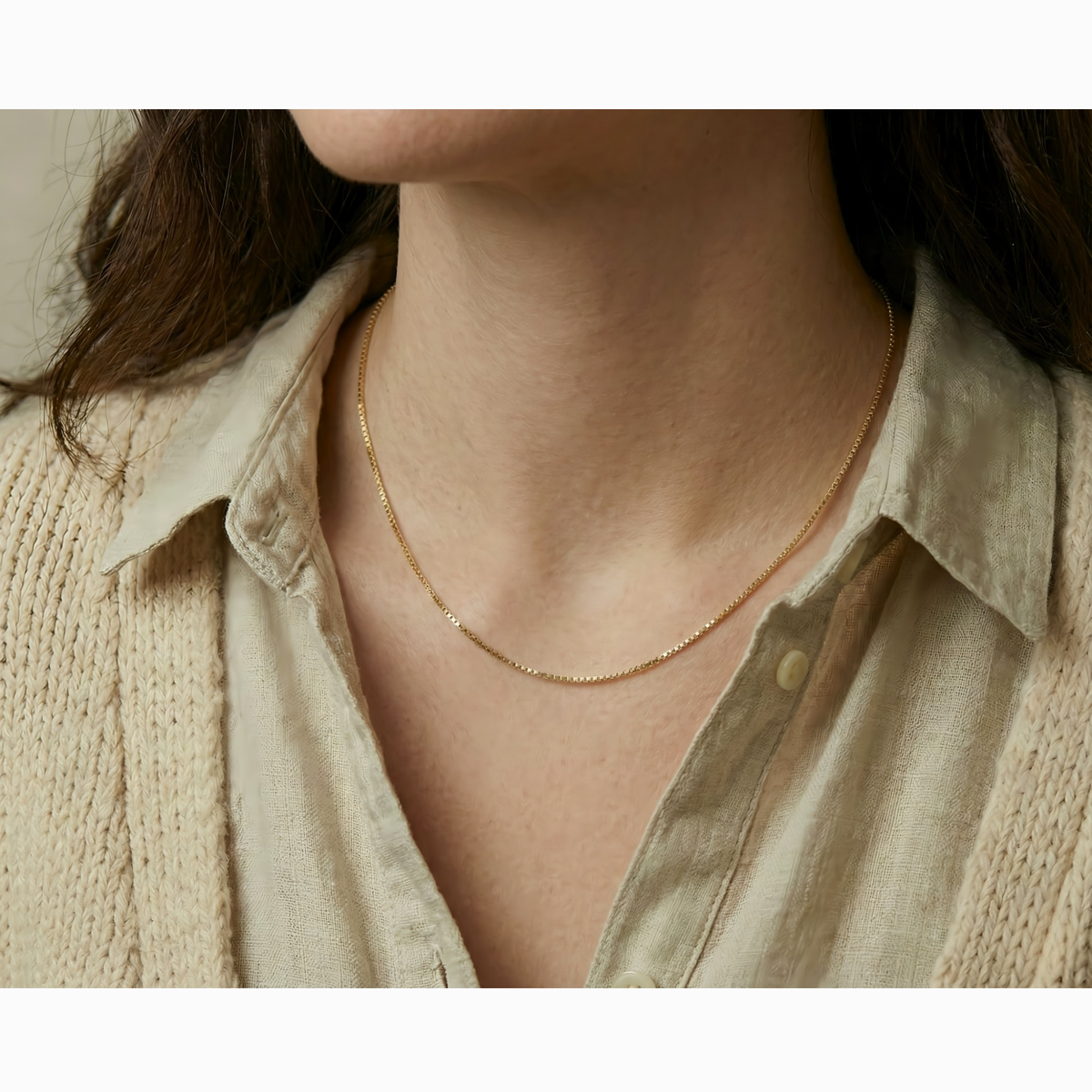 Venetiaanse boxketting 0,8 mm 14k goud, gedragen om de hals door een model