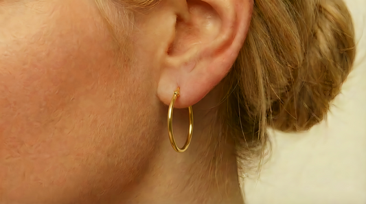 Creolen 25 mm 14k goud, gedragen in het oor