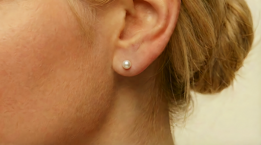 Parel oorstekers 5 mm 14k goud, gedragen in het oor